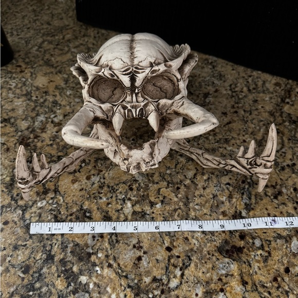Predator skull Yautja Trophy from Alien vs. Predator and Predator movies Resin - Picture 9 of 10
